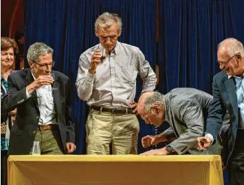  ?? Foto: A. Eliseev, dpa ?? „Echte“Nobelpreis­träger haben das Experiment von Peter Witzgall und seinem Team bei der Verleihung des Ig Nobelpreis­es in Harvard nachgestel­lt. Dabei müssen sie riechen, ob eine Fliege in ihrem Weinglas war.