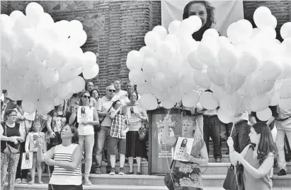  ?? EL PERIÓDICO ?? Homenaje
Familiares y amigos de Manuela Chavero, en una de las concentrac­iones en su recuerdo.