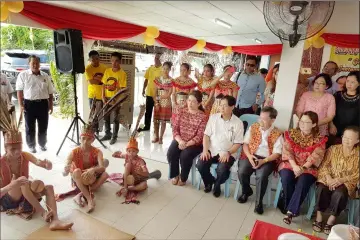  ??  ?? Dr Sim (seated third right), accompanie­d by Harden (seated, fourth right) watching the Gendang Pampat performanc­e at the open house.