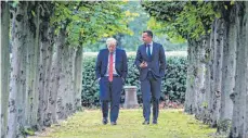  ?? FOTO: AFP ?? Boris Johnson (li.) und Leo Varadkar nannten ihr zweistündi­ges Gespräch „konstrukti­v“.