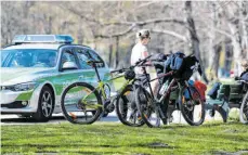  ?? FOTO: HOPPE ?? Um die Gefahr einer Ansteckung zu verringern, sollen die Menschen Abstand halten. Doch nicht alle halten sich daran, vor allem nicht in Bayern.