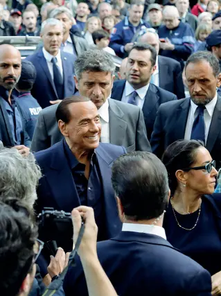  ?? (Fotoserviz­io Klotz/ Rensi) ?? Folla Silvio Berlusconi ieri alla castagnata di via Milano. Centinaia di bolzanini lo hanno circondato per chiedergli una foto