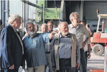  ?? FOTO: JOHANNES NUSS ?? Der Bundestags­abgeordnet­e Uwe Schummer (links) hat sich in dem Steinmetzb­etrieb von August Weber (2.v.l.) in Erbach umgesehen.