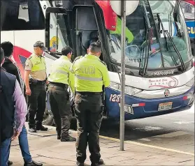  ??  ?? Miembros de la Policía verificaro­n la novedad en el bus.