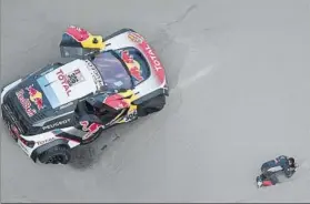  ?? FOTO: AP ?? Sébastien Loeb se vio obligado a abandonar tras quedarse encallado en dos dunas