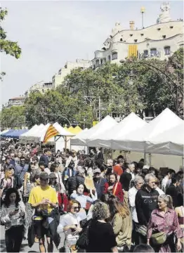  ?? Ricard Cugat ?? Ambient de Sant Jordi, al passeig de Gràcia, ahir.