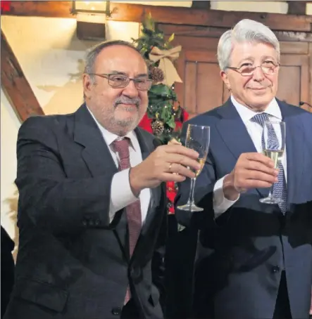  ??  ?? BRINDIS. Enrique Cerezo brinda junto a Alfredo Relaño y Juan Ignacio Gallardo, directores de As y Marca.