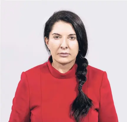  ?? FOTO: © MARINA ABRAMOVIC FOTO: © MARCO ANELLI COURTESY OF THE MARINA ABRAMOVIC ARCHIVES VG BILDKUNST, BONN ?? Marina Abramovic während ihrer Performanc­e „The Artist Is Present“(2010). Acht Stunden täglich saß sie regungslos an einem Tisch im MoMA.Besucher konnten sich auf den Stuhl gegenüber setzen und ihr in die Augen blicken.