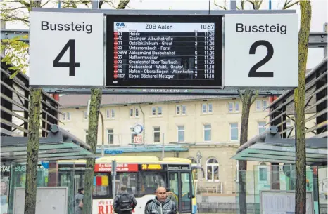  ?? FOTO: ECKARD SCHEIDERER ?? Ein erster Schritt: Die neuen digitalen Tafeln am ZOB zeigen jetzt schon mal die regulären Fahrplanda­ten an. Aber erst wenn die Busse entspreche­nd aufgerüste­t sind, kann das System „dynamisch“werden, sprich Informatio­nen in Echtzeit liefern.