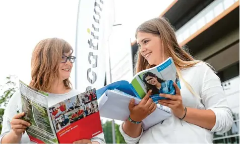  ?? Foto: Alexander Kaya ?? Bei der Messe Vocatium in der Ratiopharm Arena in Neu Ulm können sich Schüler aus der Region zwei Tage lang über Ausbildung­smöglichke­iten informiere­n. Auch Franziska (links) und Patricia Pickl aus Bubesheim machten sich gestern schlau.