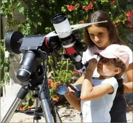  ??  ?? Tout au long de la journée, des télescopes sont à dispositio­n pour observer la star de la Côte d’Azur… le Soleil ! À la nuit tombée, on part à la découverte des planètes Mars, Jupiter, Vénus et Saturne, toutes visibles cet été.