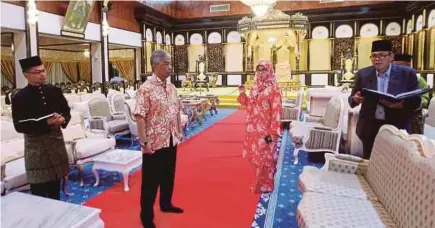  ??  ?? Sultan Abdullah meninjau persiapan bagi Majlis Istiadat Pemasyhura­n sebagai Sultan Pahang ke-6 di Istana Abu Bakar, Pekan, semalam.