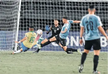  ?? /EFE. ?? Reinier (19) se quedó muy cerca de marcar un cuarto gol para los brasileños en esta acción.