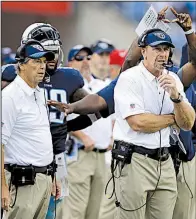  ?? AP/JAMES KENNEY ?? Tennessee Titans defensive coordinato­r Dick LeBeau (left) returns to Pittsburgh for the first time since he left the Steelers as defensive coordinato­r in January 2015. LeBeau was the Steelers’ defensive coordinato­r twice, including an 11-year run from...