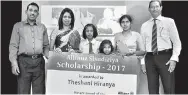  ??  ?? Allianz Insurance Lanka Managing Director Surekha Alles (Second from left) and Allianz Life Insurance Lanka Ltd Sales and Distributi­on General Manager Nihal Handunge (Extreme right) with Theshani Hiranya (Third from left) and her family members