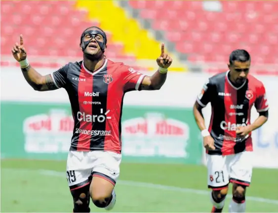  ?? RAFAEL MURILLO ?? Jonathan McDonald estrenó este domingo la máscara que le protege el rostro, luego de ser sometido a una operación en un pómulo. Lo hizo con la anotación de dos goles ante el equipo de la UCR en el Estadio Nacional, donde Alajuelens­e se impuso cuatro...