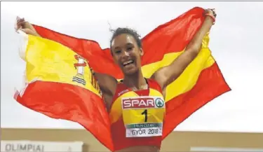  ??  ?? PLUSMARCA. María Vicente se muestra feliz tras ganar el oro europeo y hacer récord mundial Sub-18.