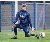  ?? FOTO: FABIAN STRAUCH ?? Torwart Felix Wiedwald – hier beim Aufwärmen – hütete in der ersten Halbzeit das Tor des MSV Duisburg.