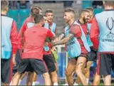  ??  ?? SESIÓN EN EL ESCENARIO DEL PARTIDO. Lopetegui y sus jugadores afrontaron con buen humor el último entrenamie­nto antes del encuentro de hoy ante el Atlético.