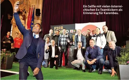  ??  ?? Ein Selfie mit vielen österreich­ischen Ex- Teamkicker­n als Erinnerung für Karembeu.