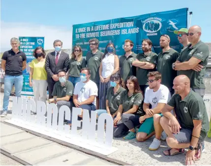  ??  ?? Pedro Calado e Susana Prada estiveram na partida da expedição ‘Microceno’ às Selvagens.