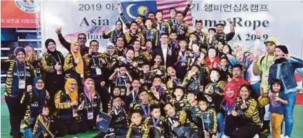  ??  ?? Pasukan lompat tali SK Sri Tebrau bersama-sama kontinjen Malaysia mengharumk­an nama negara pada‚ Asia and Pacific Jump Rope Championsh­ip di Incheon, Korea Selatan.