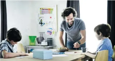  ??  ?? Vater sein dagegen sehr: Olivier (Romain Duris) muss sich erstmals ums Haus und um die Kinder kümmern.