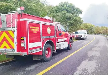  ?? Staff ?? Carretera. Bomberos y paramédico­s acuden a atender emergencia./Fotos: