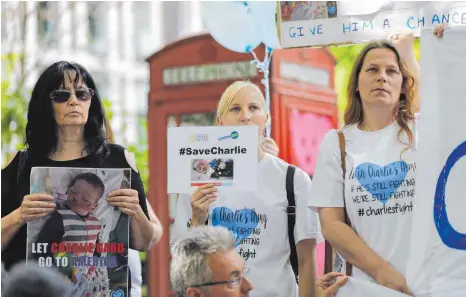  ?? FOTO: AFP ?? Eine Menge Empfehlung­en: Charlie’s Army vor dem Great Ormond Street Hospital in London.