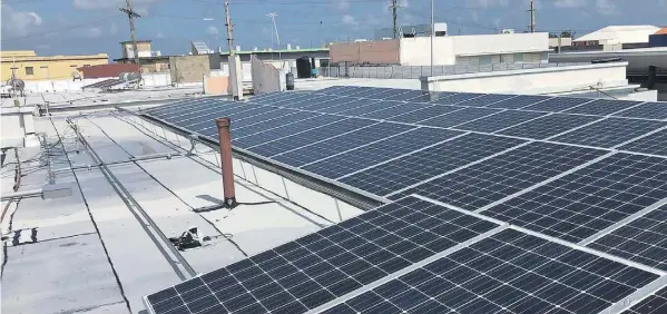  ?? / ARCHIVO ?? Energía solar. Ante las fallas constantes en el sistema eléctrico de Puerto Rico, miles de familias han optado por instalar sistemas de energía solar en sus hogares.