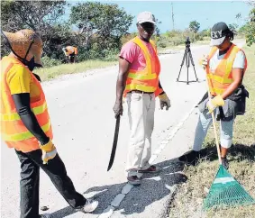  ?? CONTRIBUTE­D PHOTOS ?? Recruits cleaning up a section of roadway on one of the islands of Turks and Caicos.