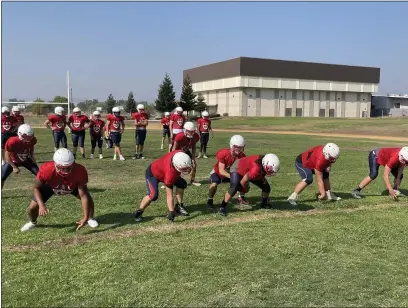  ?? JUSTIN COUCHOT — ENTERPRISE-RECORD ?? The Las Plumas High football team practices on Wednesday in Oroville. The team’s Week 0game set for Thursday was canceled.