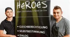  ?? Foto: Silvio Wyszengrad ?? Michael Samet Jung und Alican Tuncer (von links) engagieren sich bei den Heroes. Sie gehen in Schulen und halten Workshops ab.