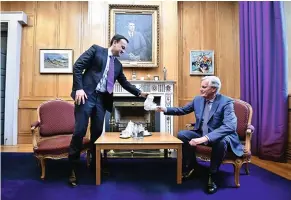  ??  ?? Entente A Dublin, en avril 2019, le Premier ministre Leo Varadkar s’entretient avec Michel Barnier, négociateu­r en chef du Brexit.