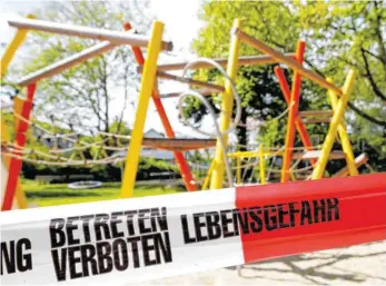  ?? FOTO: ROLAND WEIHRAUCH/DPA ?? Seit mehreren Wochen sind wegen der Corona-Pandemie die Spielplätz­e in Deutschlan­d geschlosse­n – nun können die Länder sie wieder öffnen.
