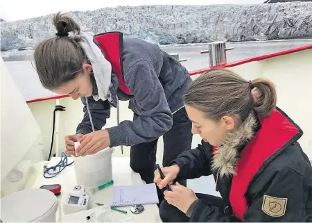  ?? 20M ?? Joëlle Perreten (22) und Janine Wetter (21) nehmen Proben, die Rückschlüs­se auf den Wasserkrei­slauf zulassen.