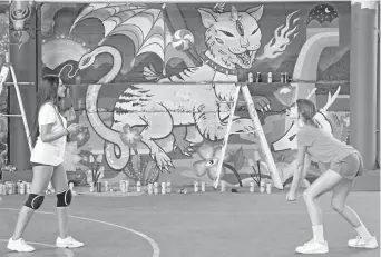  ??  ?? La práctica del voleibol tiene un nuevo aire con el mural intervenid­o.