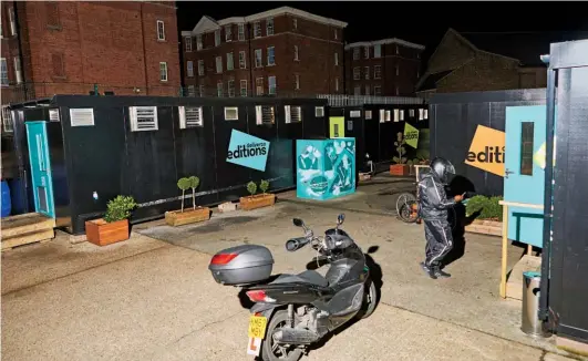  ??  ?? Deliveroo abrió 105 cocinas del tamaño de un container que alquila a restaurant­es que buscan expandir sus servicios de delivery.