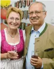  ?? Foto: Ulrich Wagner ?? Ein Foto aus der ersten Amtszeit: Hubert Hafner vor 20 Jahren.
Zum dritten Mal wurde Hafner im März 2008 zum Landrat gewählt.
Mit Ehefrau Elisabeth anlässlich seines 60. Geburtstag­s 2012 im Landratsam­t.