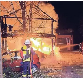  ?? FOTO: JUNGMANN ?? Beim Brand eines Reifenlage­rs drohten die Flammen auf die benachbart­en Gebäude überzugrei­fen. Die Feuerwehr verhindert­e dies.