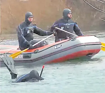  ??  ?? Búsqueda. Los buzos de Prefectura se sumergen en el río el día del operativo en “territorio sagrado”.