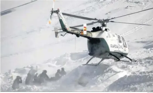  ?? ARCHIVO ?? Un helicópter­o de la Guardia Civil evacuó el cuerpo sin vida del montañero en la mañana de ayer.