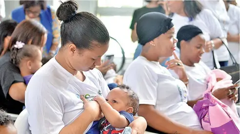 ?? WOODLEY VALDEZ ?? Decenas de madres acudieron a la celebració­n del inicio de la Semana Mundial de la Lactancia Materna.