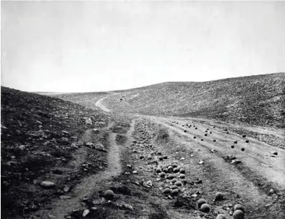  ?? Foto: ROGER FENTON, LIBRARY OF CONGRESS, WIKICOMMON­S ?? Bildet «Valley of the Shadow of Death» ble tatt på Krim i 1855 av historiens første krigsfotog­raf, Roger Fenton. Senere er det funnet en variant av bildet (over), hvor det ikke ligger kanonkuler på veien, noe som har ført til mistanker om at Fenton selv flyttet på noen kuler for å gjøre bildet mer dramatisk.