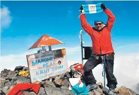  ?? FOTO: YOSEPH AMAYA ?? POLIFACÉTI­CO. Además de alpinista, Jaime Viñals es conferenci­sta, motivador, biólogo y escritor. Admite que disfruta cada día lo que hace y que su premio más grande es ser feliz y compartir sus experienci­as.