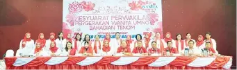  ??  ?? RUBIN, Raime dan Rahmahjan merakamkan kenangan bersama Perwakilan Pergerakan Wanita Umno Tenom.