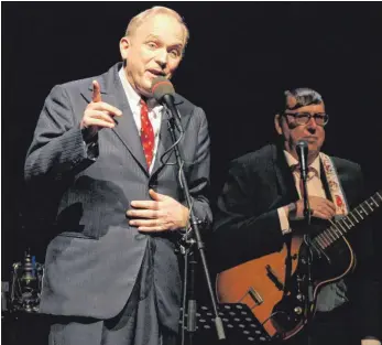  ?? FOTO: HARALD RUPPERT ?? „Es fällt so aus mir raus: Ulrich Tukur singt, trägt Verse vor und spinnt Seemannsga­rn. Ulrich Mayer von den „Rhythmus Boys“begleitet ihn buchhalter­gleich.