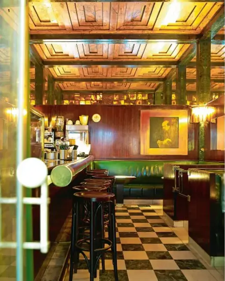  ??  ?? 1
1. Il Loos American Bar fu concepito da Adolf Loos, padre dell’architettu­ra moderna. 2. Nella boutique di J. & L. Lobmeyr si trovano creazioni
di Joseph Hoffmann (1870-1956). 3. Meissl& Shadn, la casa della Wiener Schnitzel. 4. Grafica modernista...