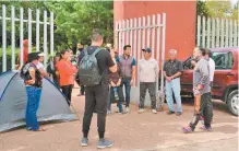  ??  ?? Integrante­s del Colectivo Abracemos El Parque La Pila acamparon en la entrada del jardín: autoridade­s afirman que “han estado pendientes”.