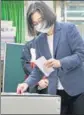  ?? REUTERS ?? President Tsai Ing-wen casts her vote at a polling station in New Taipei City.